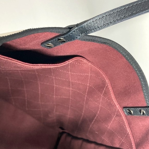 CHANEL Black Leather Shoulder Bag - Picture 16 of 16